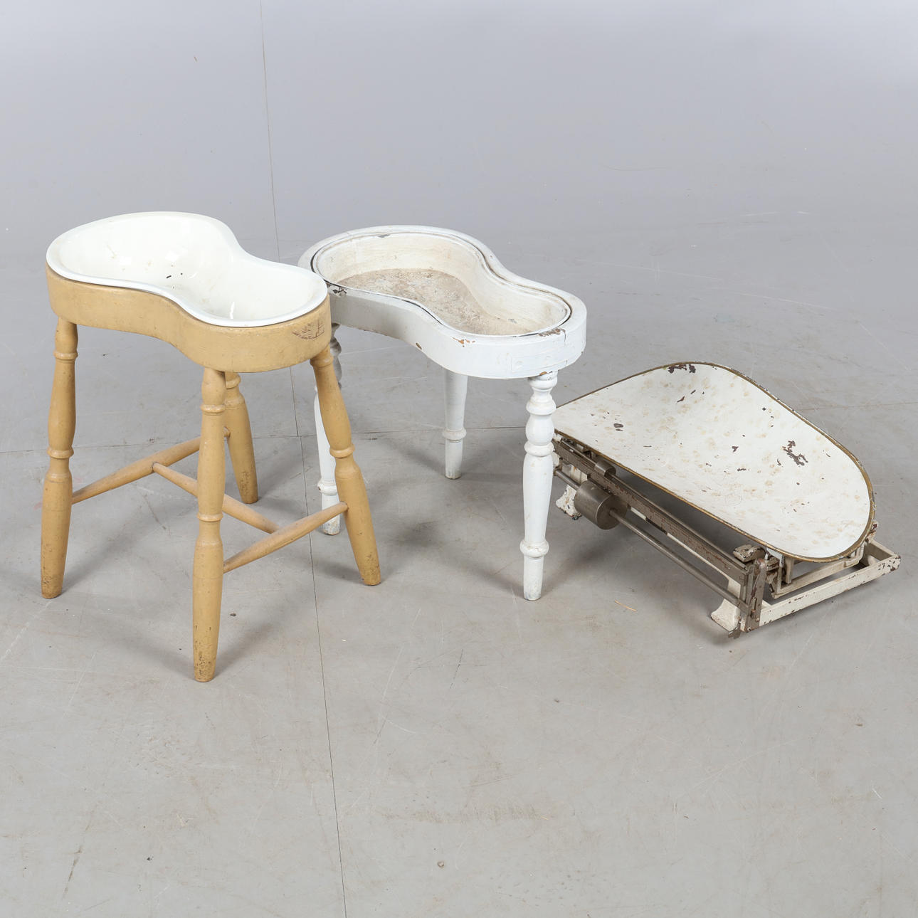 WASCHBECKEN UND WIEGEN.