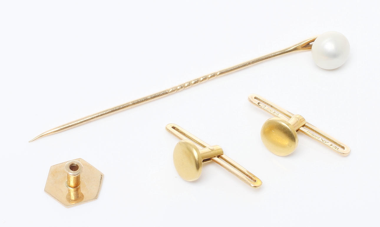 NÅL samt KNAPPAR 1 par, 18k guld. Total vikt ca 5,4 gram.