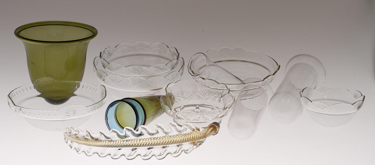 INSATSSKÅLAR OCH VASER, 13 st, glas samt DEKORDEL, glas till Orreforslampa. 1900-tal.