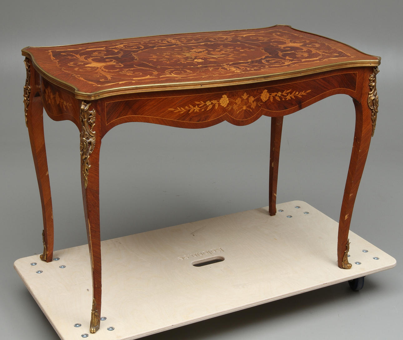 SALONGSBORD med låda i sargen, rokokostil, 1900-tal.