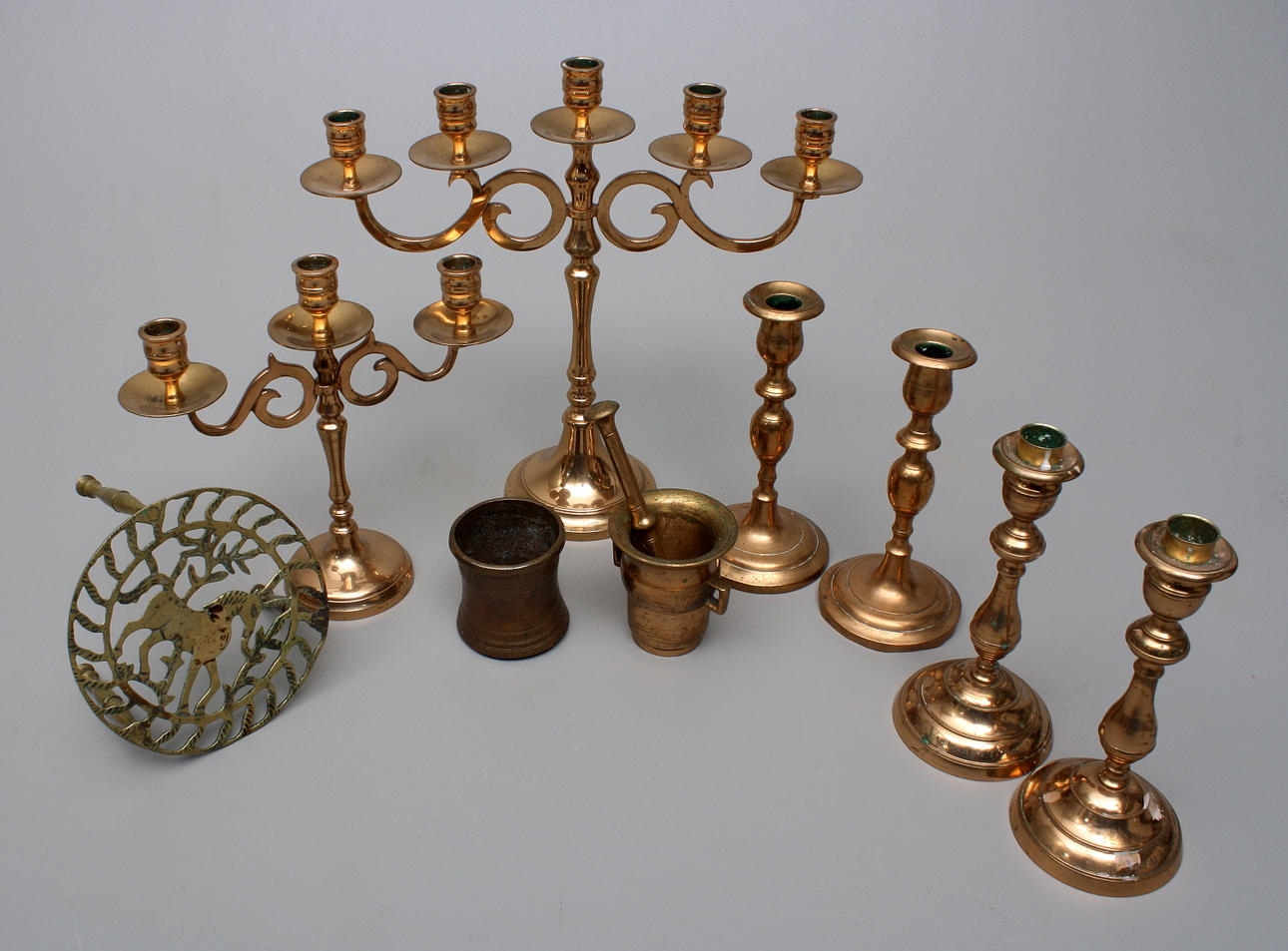 MÄSSINGSFÖREMÅL, 9 st, kandelabrar + ljusstakar + mortel.