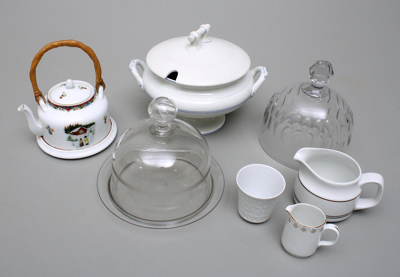 KERAMIKFÖREMÅL, 5 st + OSTKUPOR, glas, 2 st.