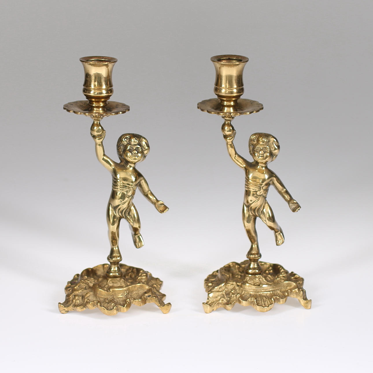 LJUSTAKAR, ett par, Keruber, mässing, 1900-talets första hälft.