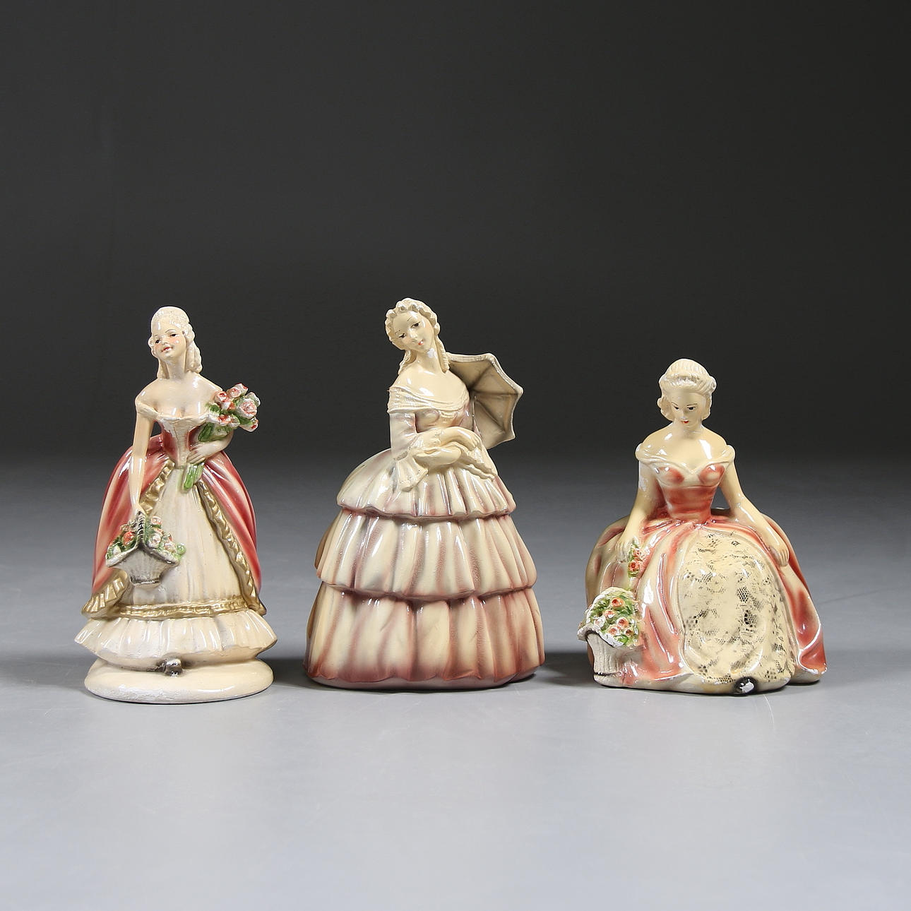 FIGURINER, 3 st, gips, Bernardi Konstgjuteri Göterborg, 1900-talets första hälft.