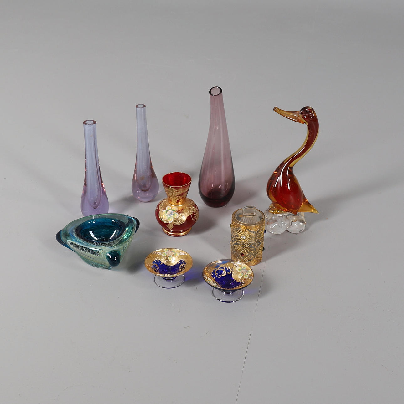 A SMALL COLLECTION OF DECORATIVE GLASS ITEMS.