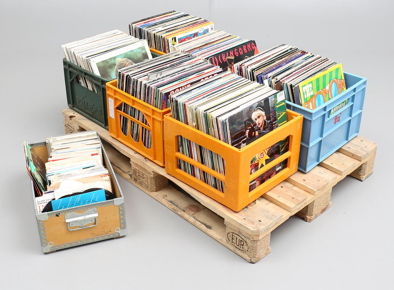 STORT PARTI LP- och EP-SKIVOR, SINGLAR och MAXISINGLAR, ca 550 st.