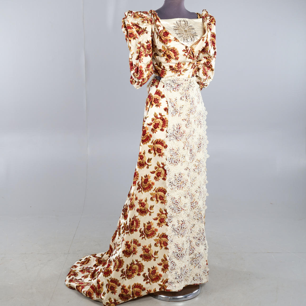 KLÄDER,klänning,cap,m.m, sekelskiftet 1800/1900.