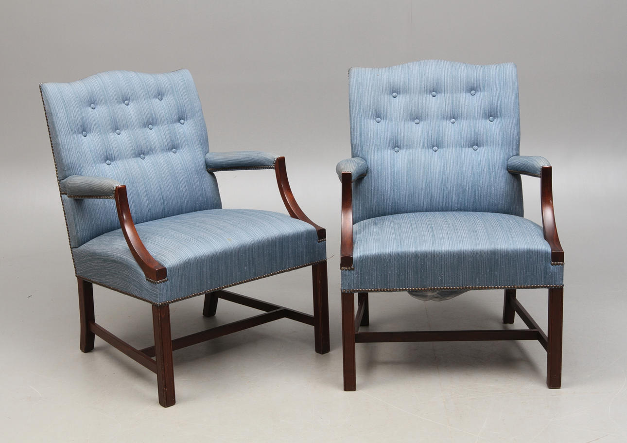 KARMFÅTÖLJER, 1 par, engelsk stil, 1900-talets andra hälft.