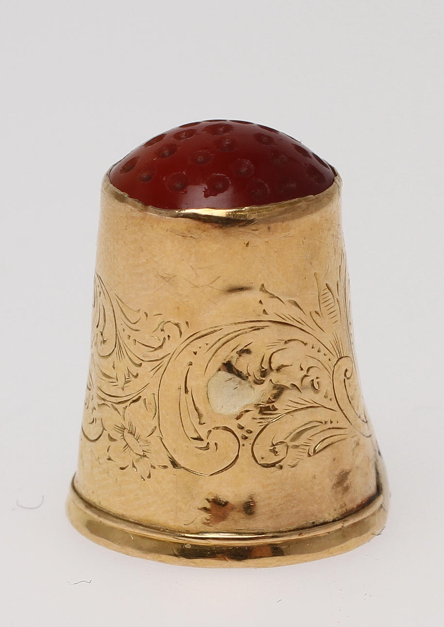 FINGERBORG, 18k guld med röd sten, Jakob Engelberth Torsk, Stockholm, 1858. Vikt 3,2g.