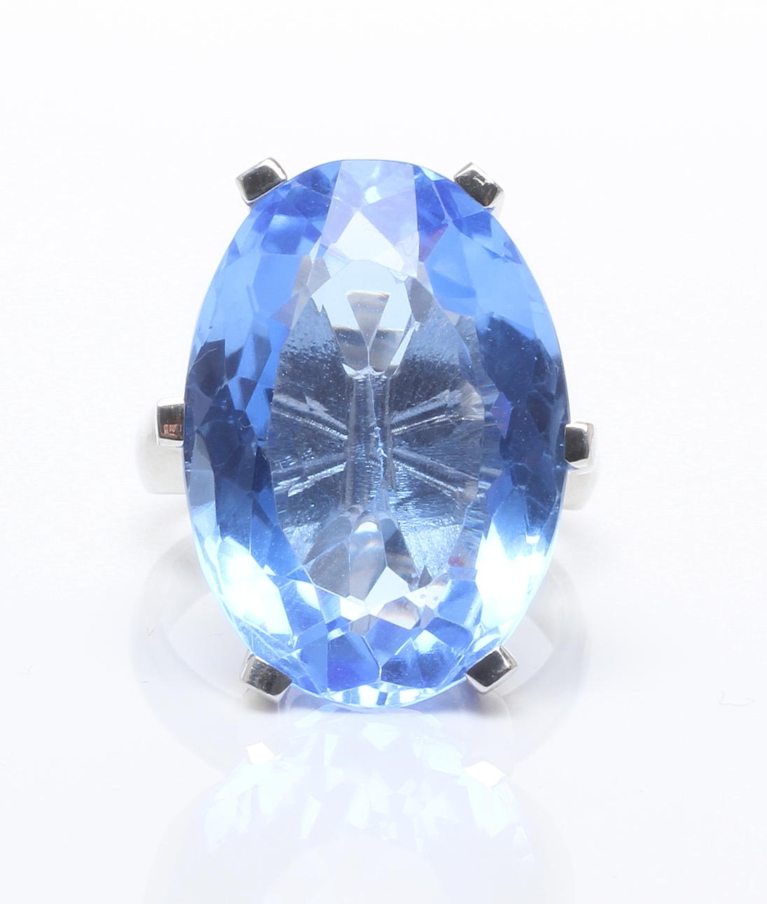 RING, 18k rodinerat guld med blå sten. 2000-tal. Vikt ca 13,2 gram.