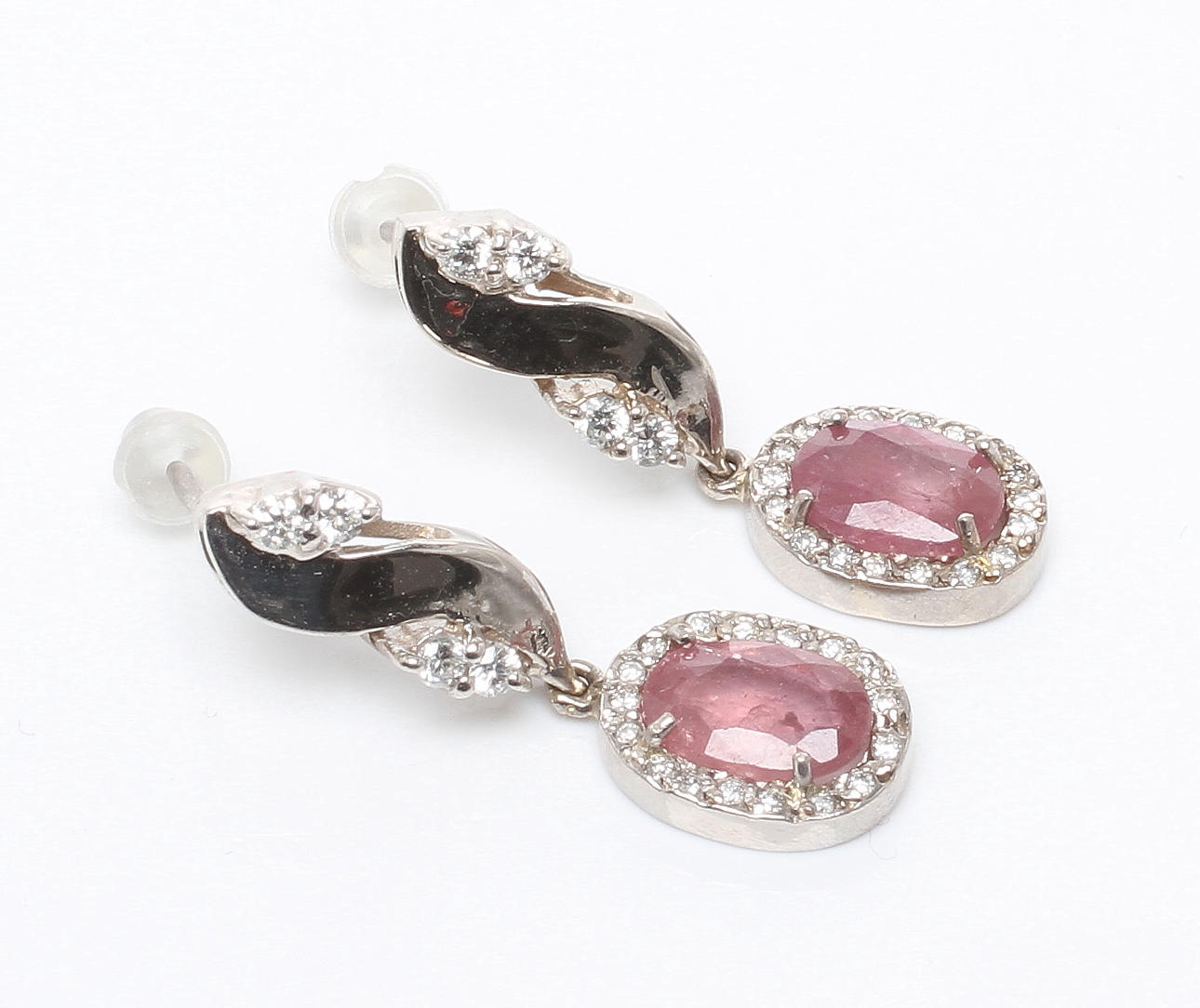 ÖRHÄNGEN, 2st snarlika, 18k rodinerat guld med diamanter samt röd sten. Tot vikt ca 6,6 gram.