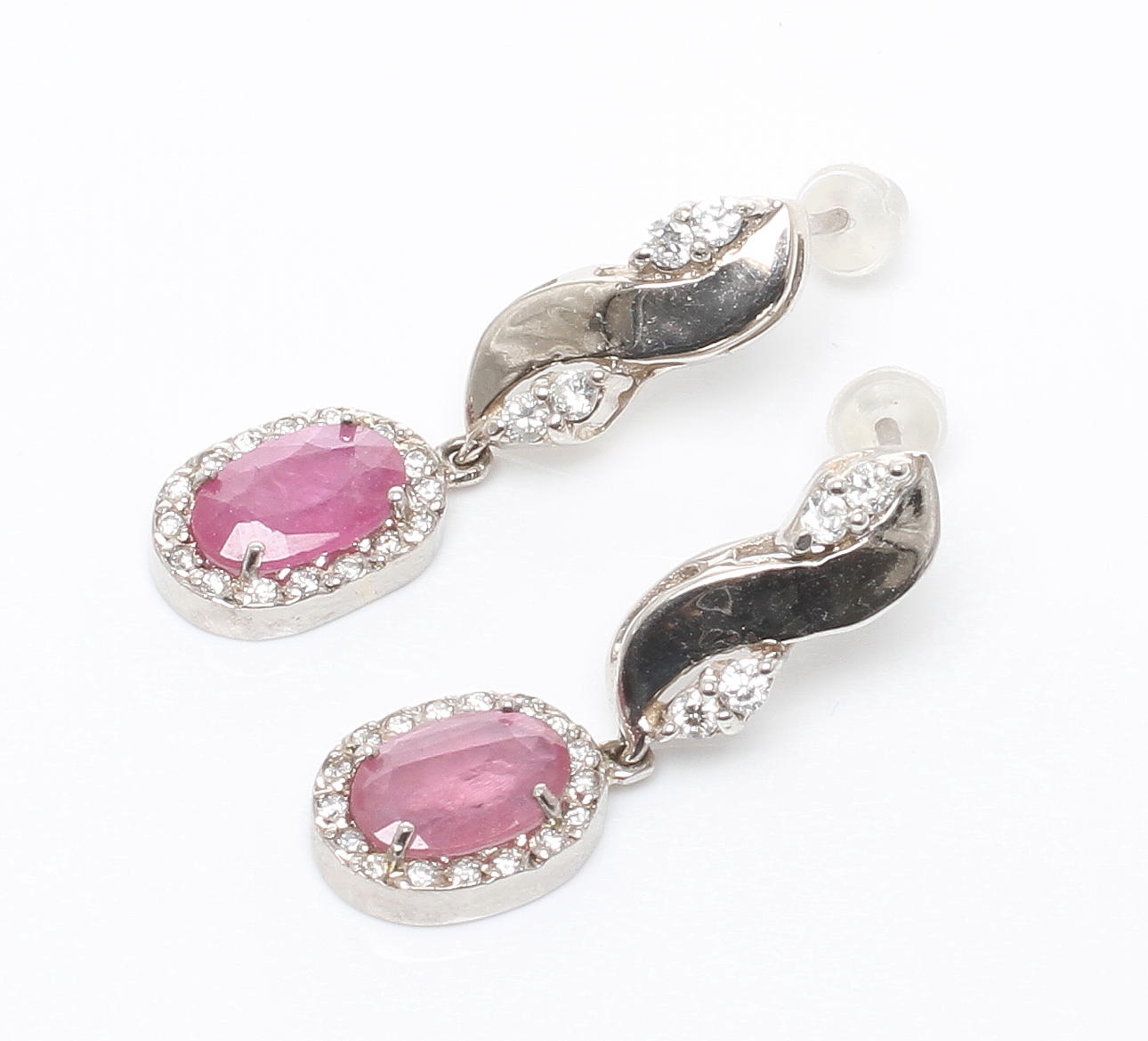 ÖRHÄNGEN, 2st snarlika, 18k rodinerat guld med diamanter samt röd sten. Tot vikt ca 6,4 gram.