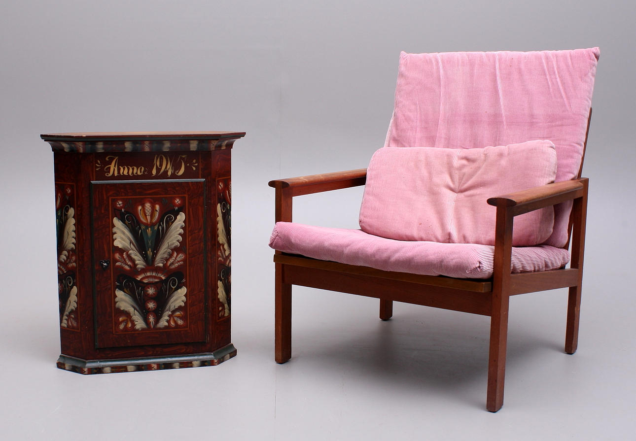 KARMSTOL, teak, 1960-/1970-tal + HÖRNSKÅP, trä, vägghängt.