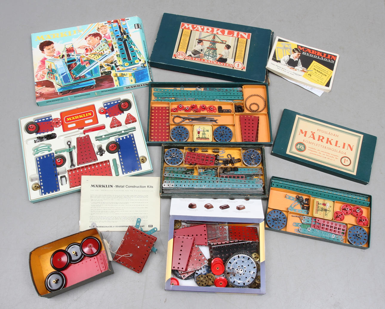 MÄRKLIN 4 BYGGLÅDOR och lösa delar. Originallådor.
