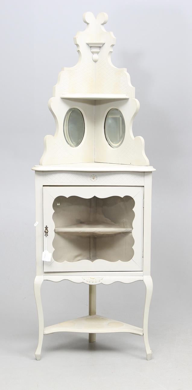 HÖRNSKÅP. rokokostil, 1900-tal.