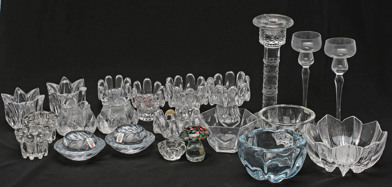 PARTI LJUSLYKTOR OCH SKÅLAR, bland annat Orrefors och Holmegaard.