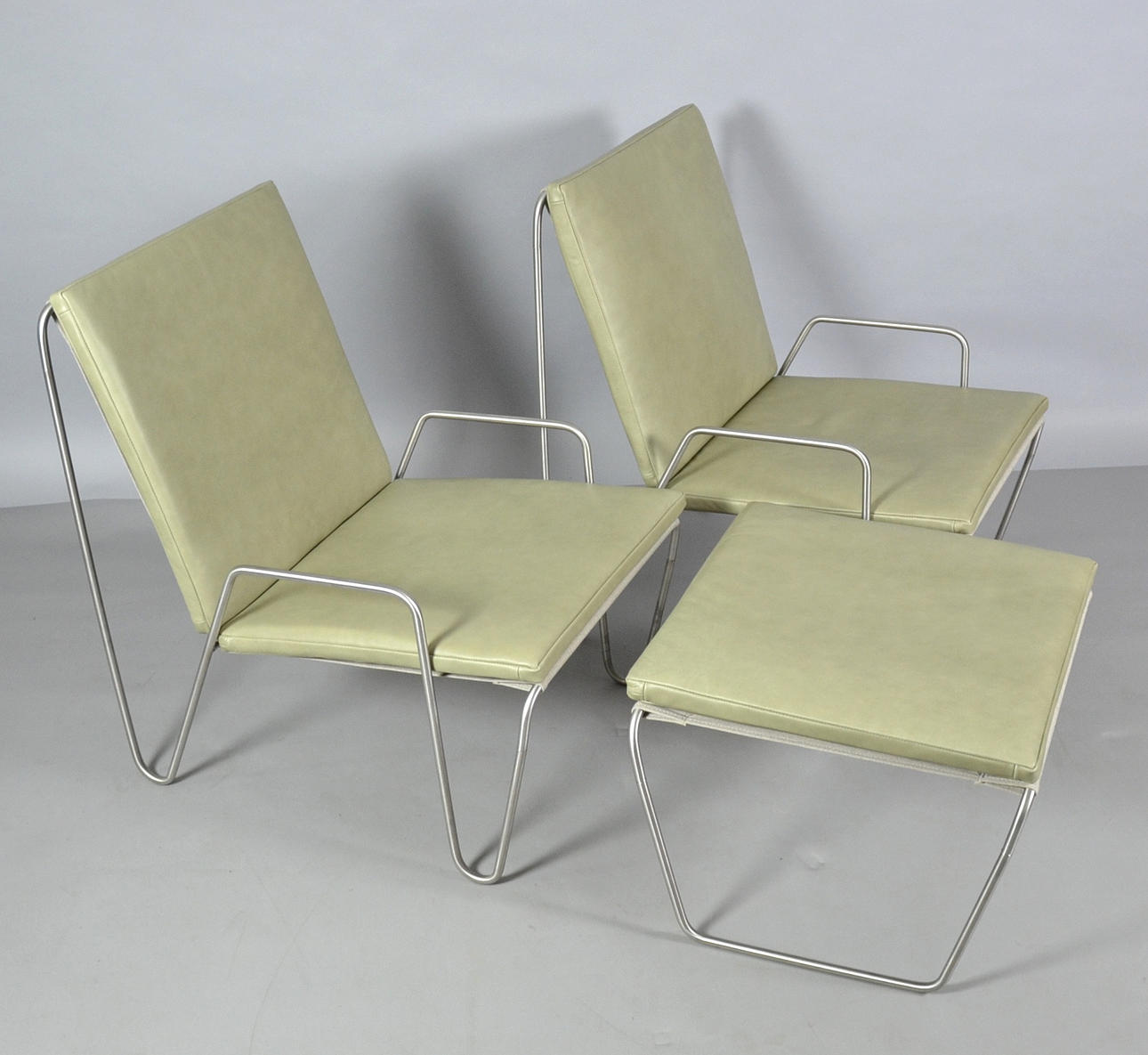 VERNER PANTON. 2 BACHELOR CHAIRS MIT HOCKER.
