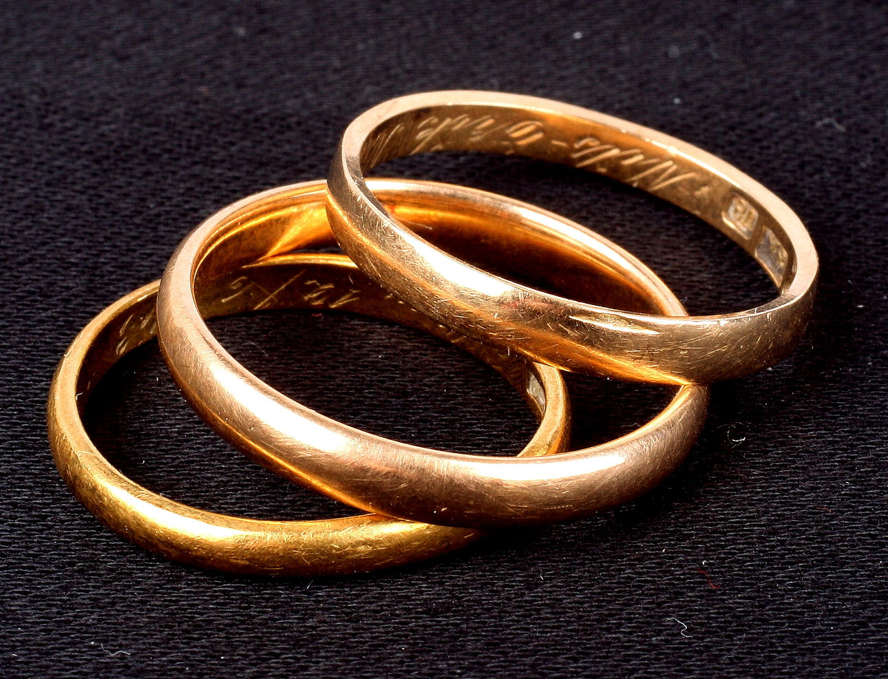 GULDRINGAR, 3 st, guld 18k, totalvikt= 8,9 gram.