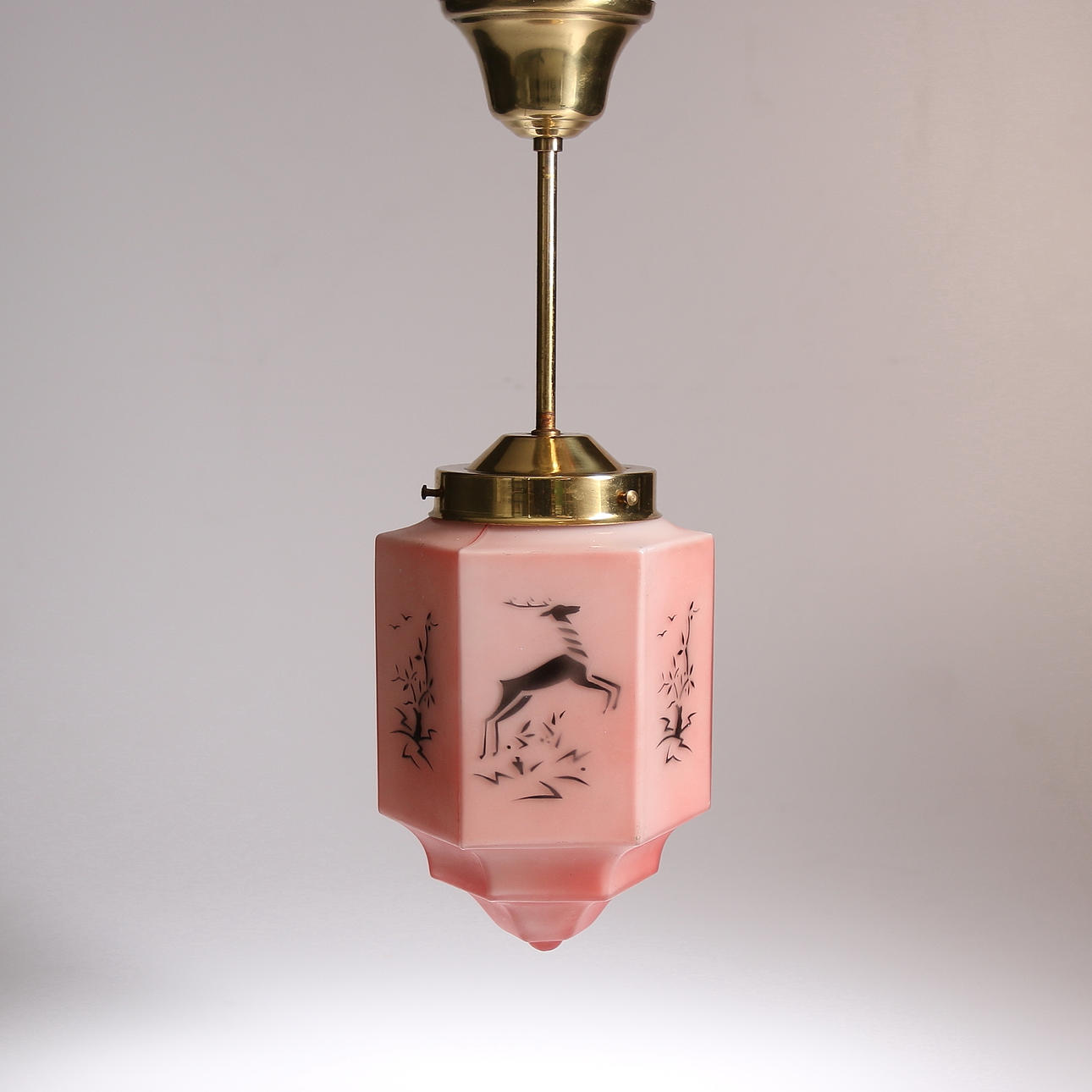 TAKLAMPA, rosa glas och metall, Art Deco, 1900-talets början.