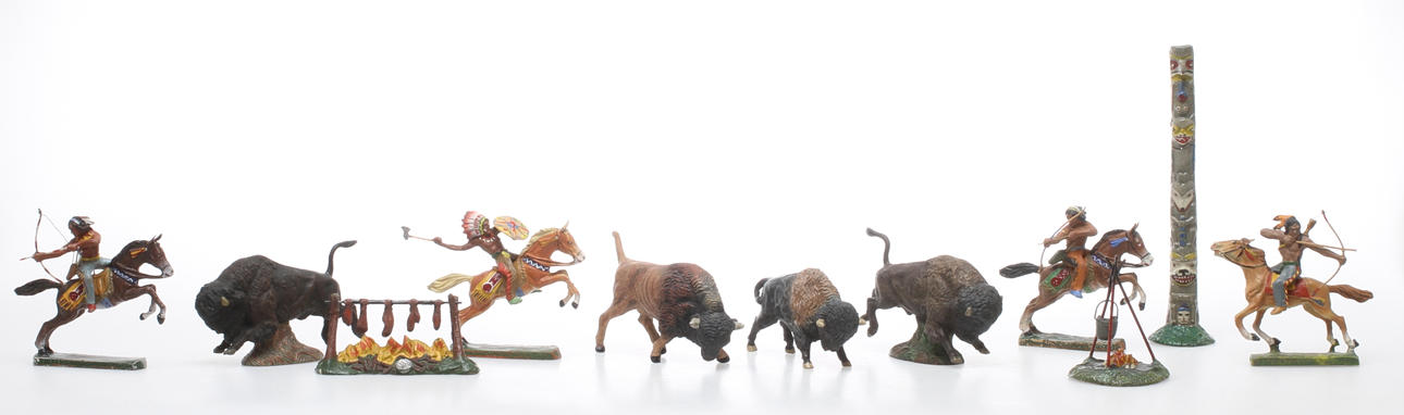 ELASTOLIN LINEOL WESTERNFIGURER och BUFFLAR. 11 delar.