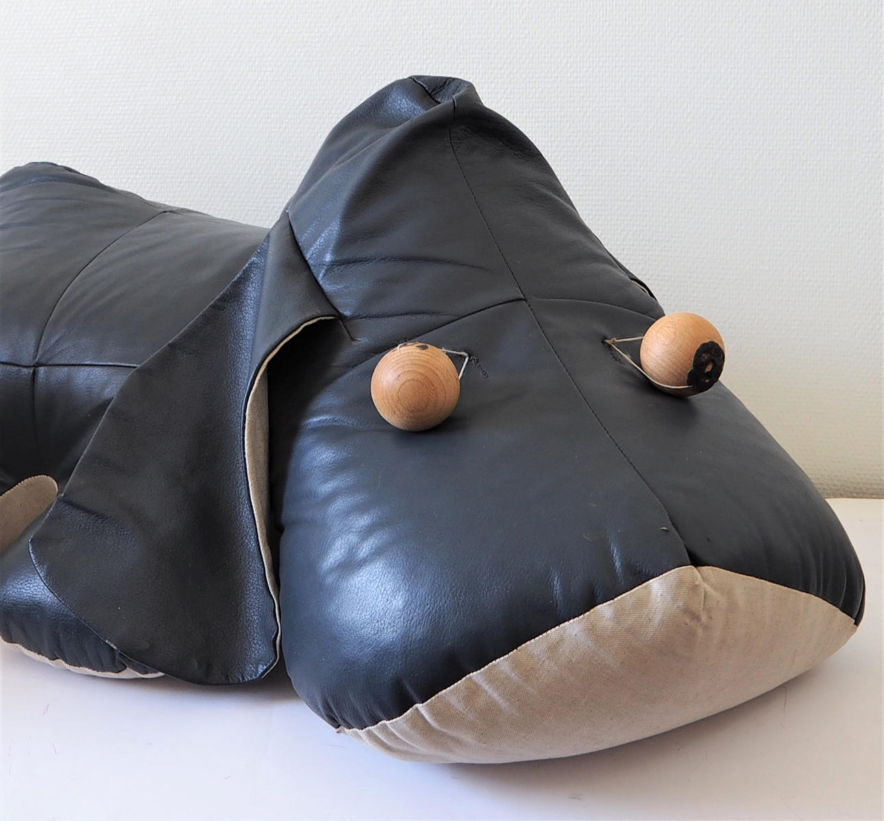 SITTPUFF, "Ior", skinn och tyg.