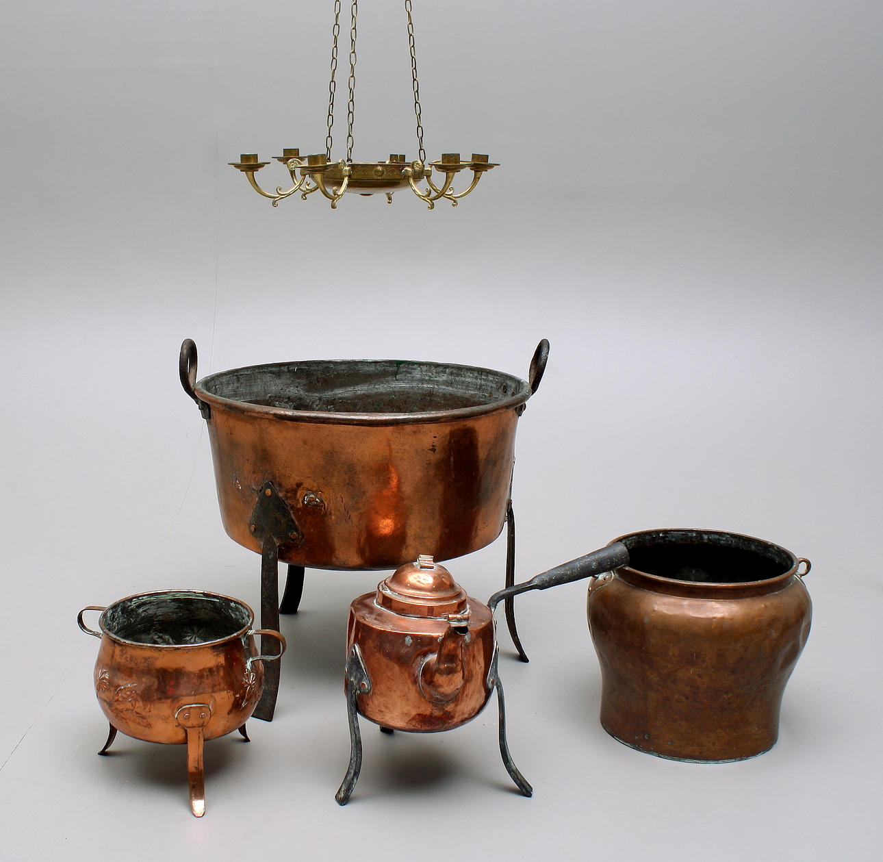 KOPPARFÖREMÅL, 4 st + TAKAMPEL i mässing, höjd 82 cm.