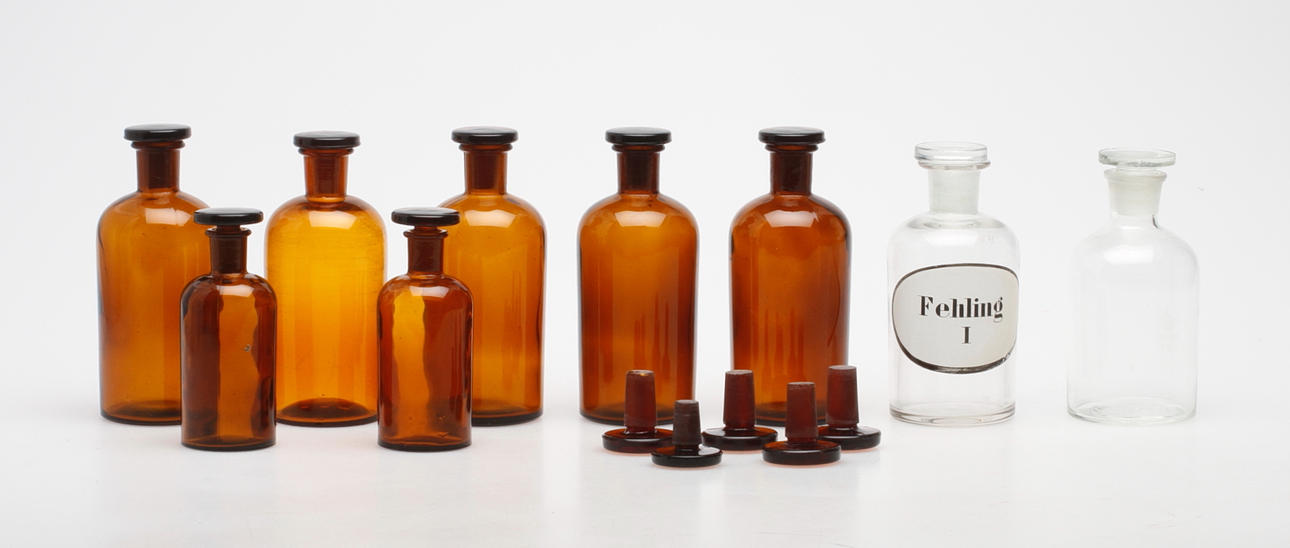 APOTEKSFLASKOR, 9 st, 1900-talets första hälft.
