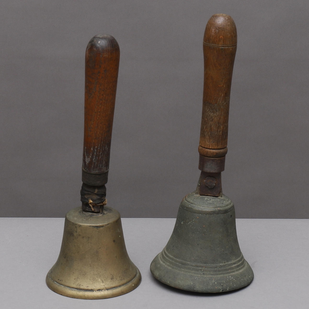 HANDKLOCKOR, 2 st, mässing och brons.