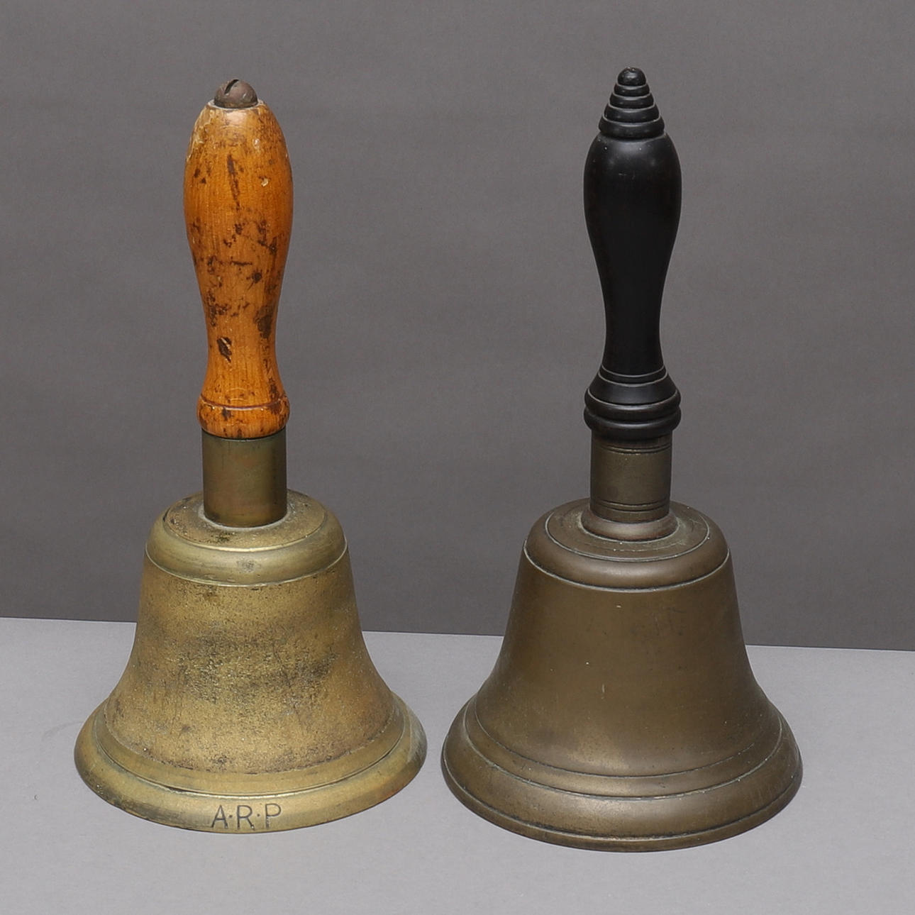 HANDKLOCKOR, 2 st, mässing, bl.a. G&J.