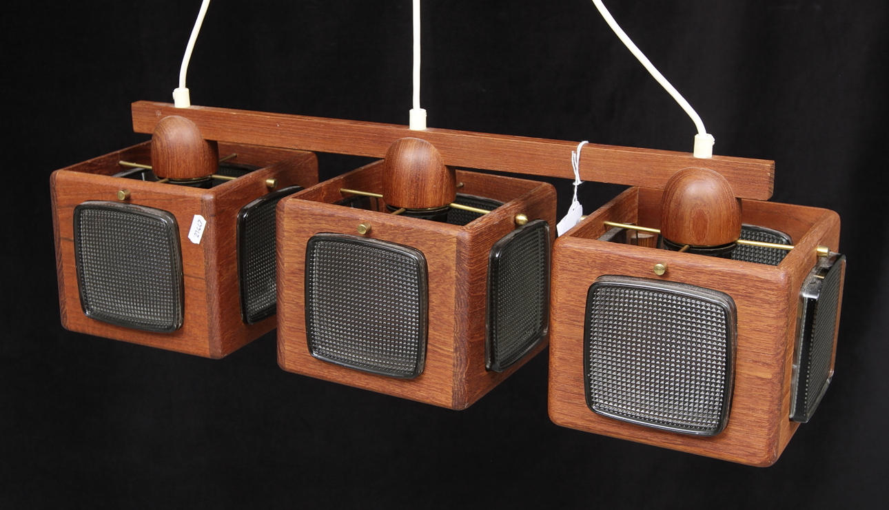 TAKLAMPA, teak och gråtonat glas, möjligen AB Stilarmatur, Tranås, 1950/60-tal. Total höjd med kablar 78 cm.