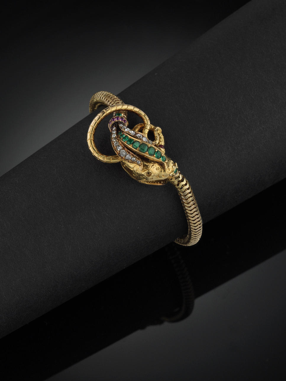 ARMBAND, 18 kt guld föreställande en orm med rosenstenar, smaragder (D2) och små rubiner (en sten saknas, några skadade).