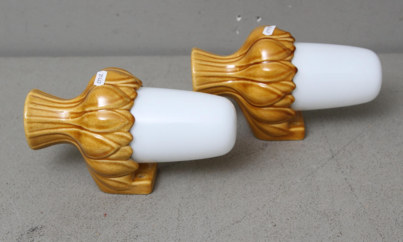 BADRUMSARMATURER, ett par, näckrosformade, 1900-talets tredje kvartal.