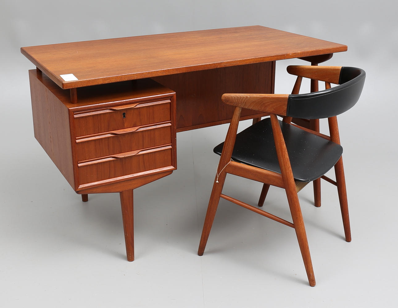 SKRIVBORD samt KARMSTOL, teak, Danmark, 1960-tal.