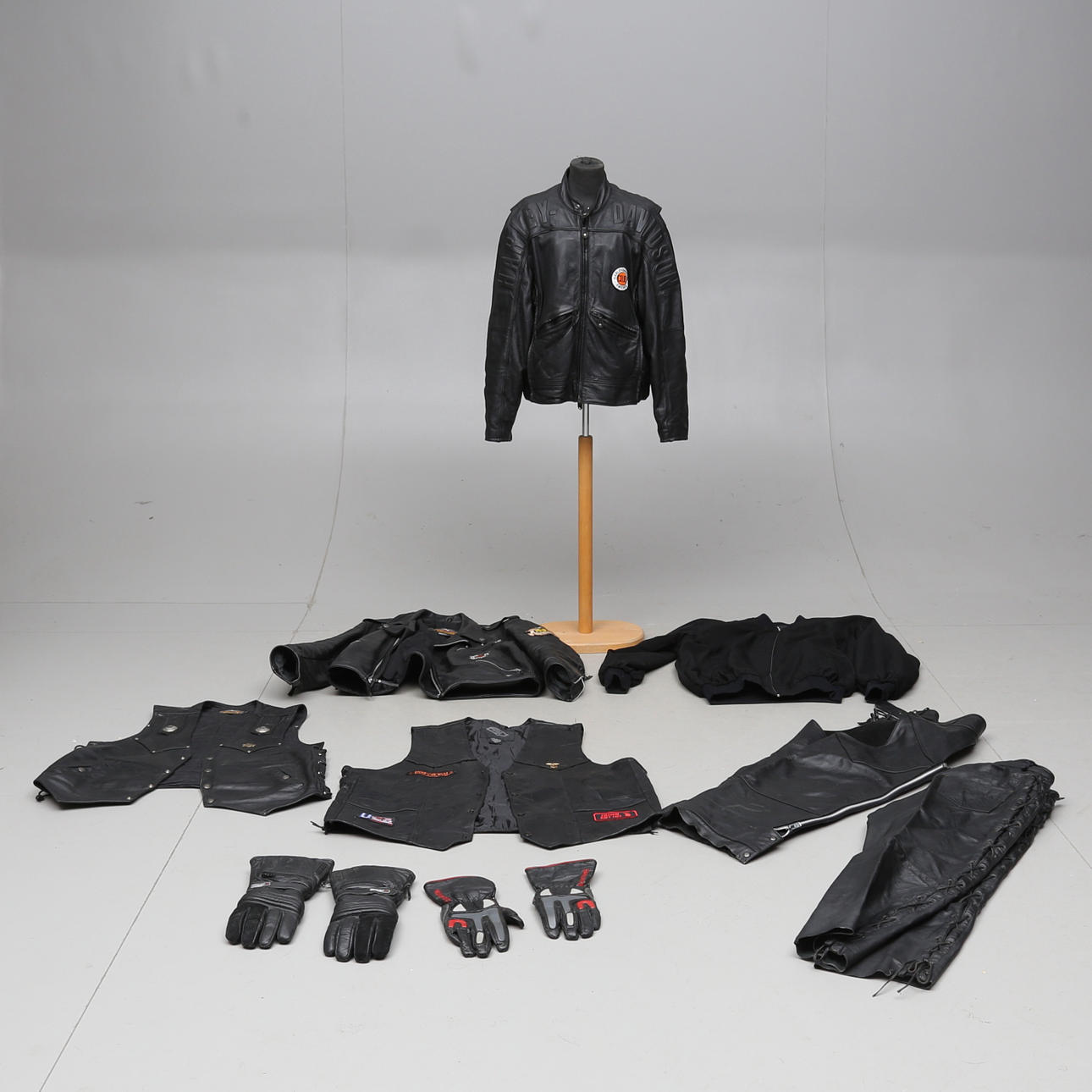 MC-KLÄDER, bl a Harley Davidson.