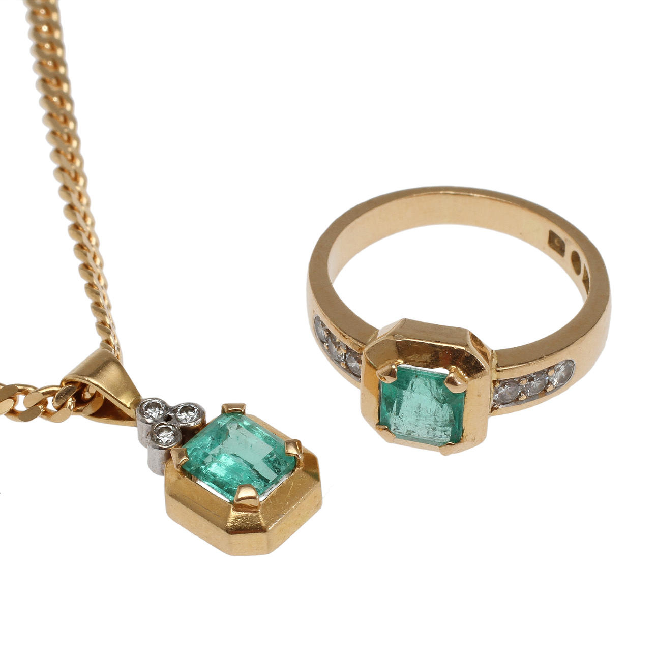 RING OCH HÄNGE, Jarl Sandin, 18k guld med diamanter och smaragd samt guldkedja, 18,2 gram.