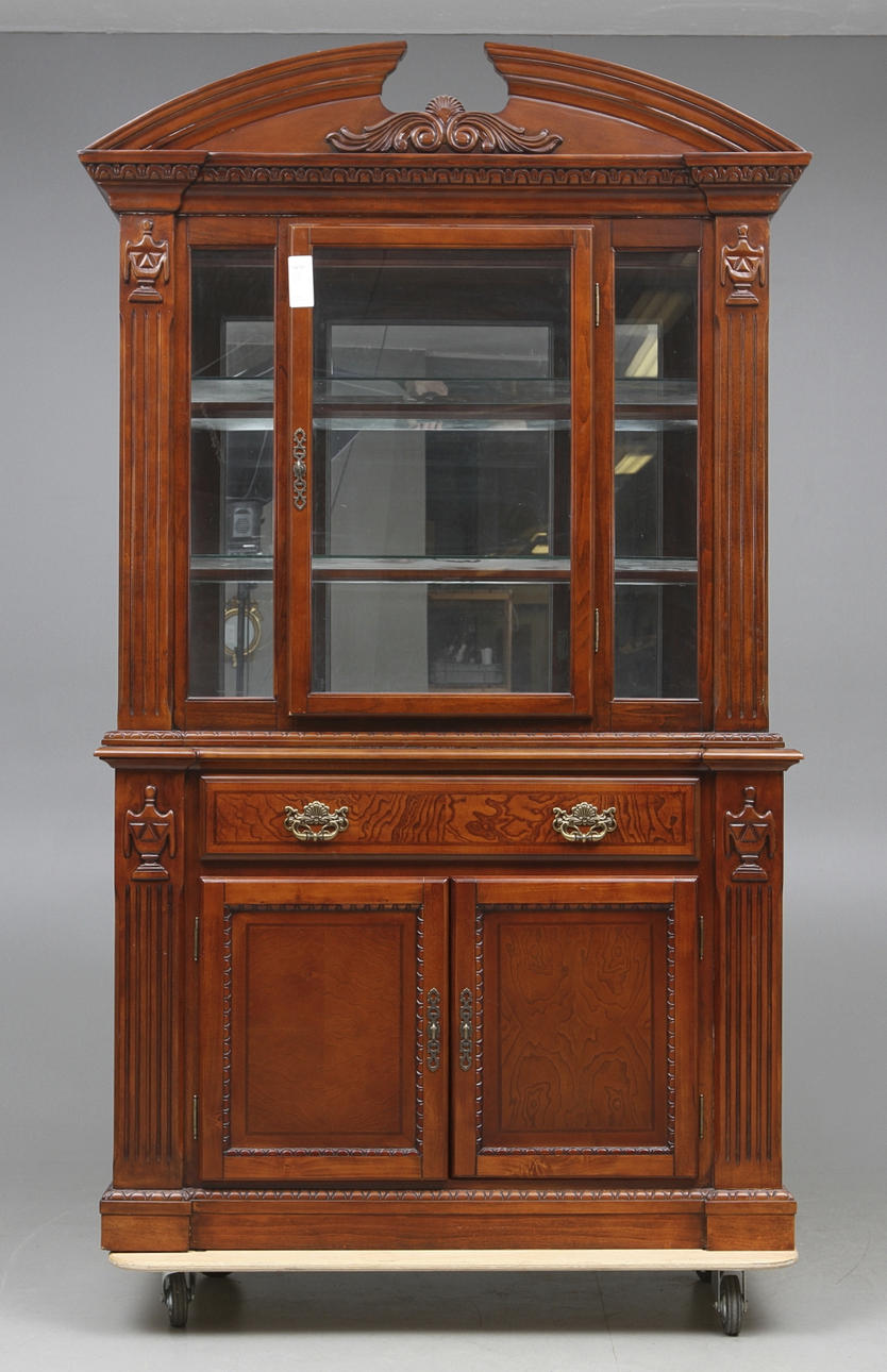 VITRINSKÅP, Colonialstil, 1900-talets fjärde kvartal.