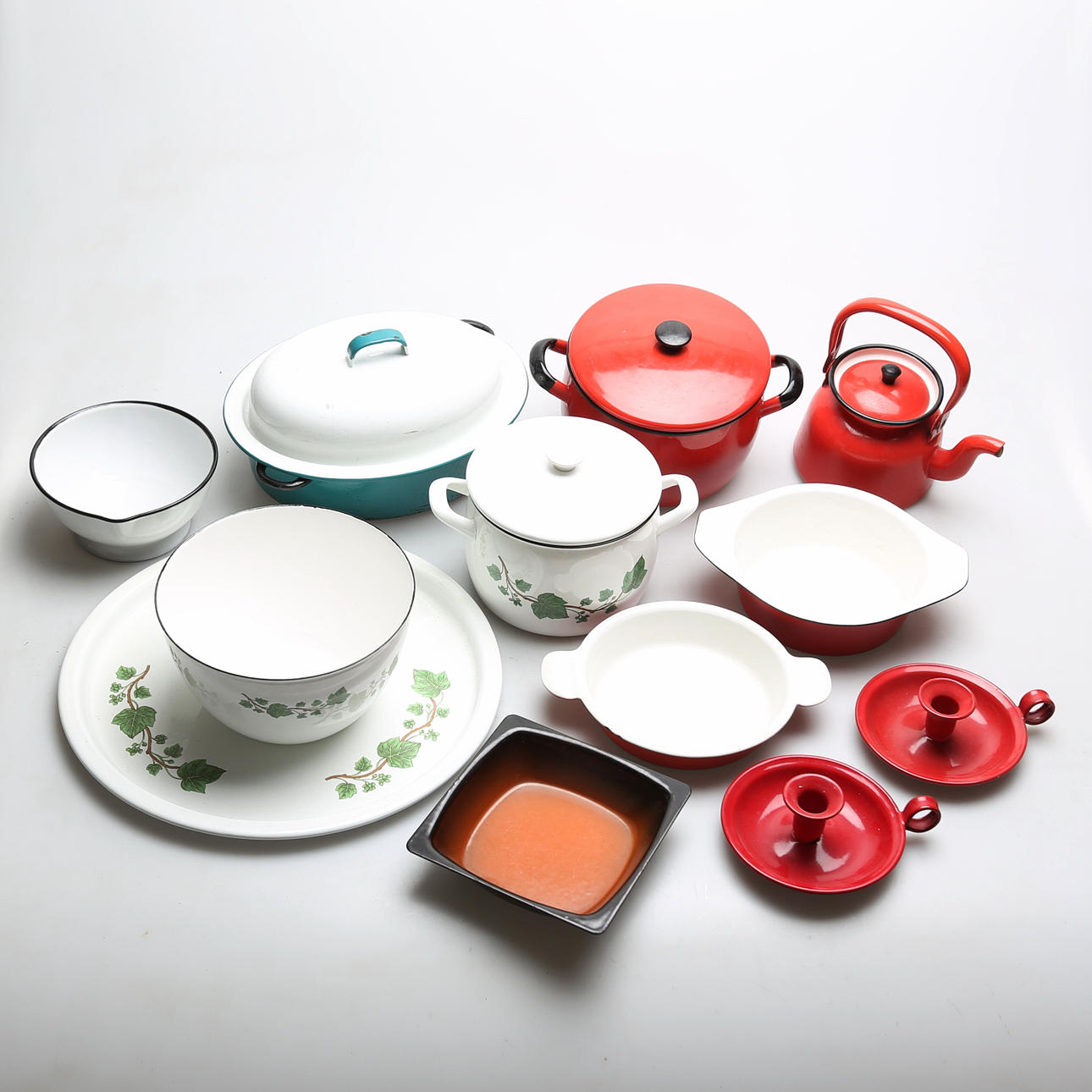 EMALJFÖREMÅL, 12 st, 1900-tal.