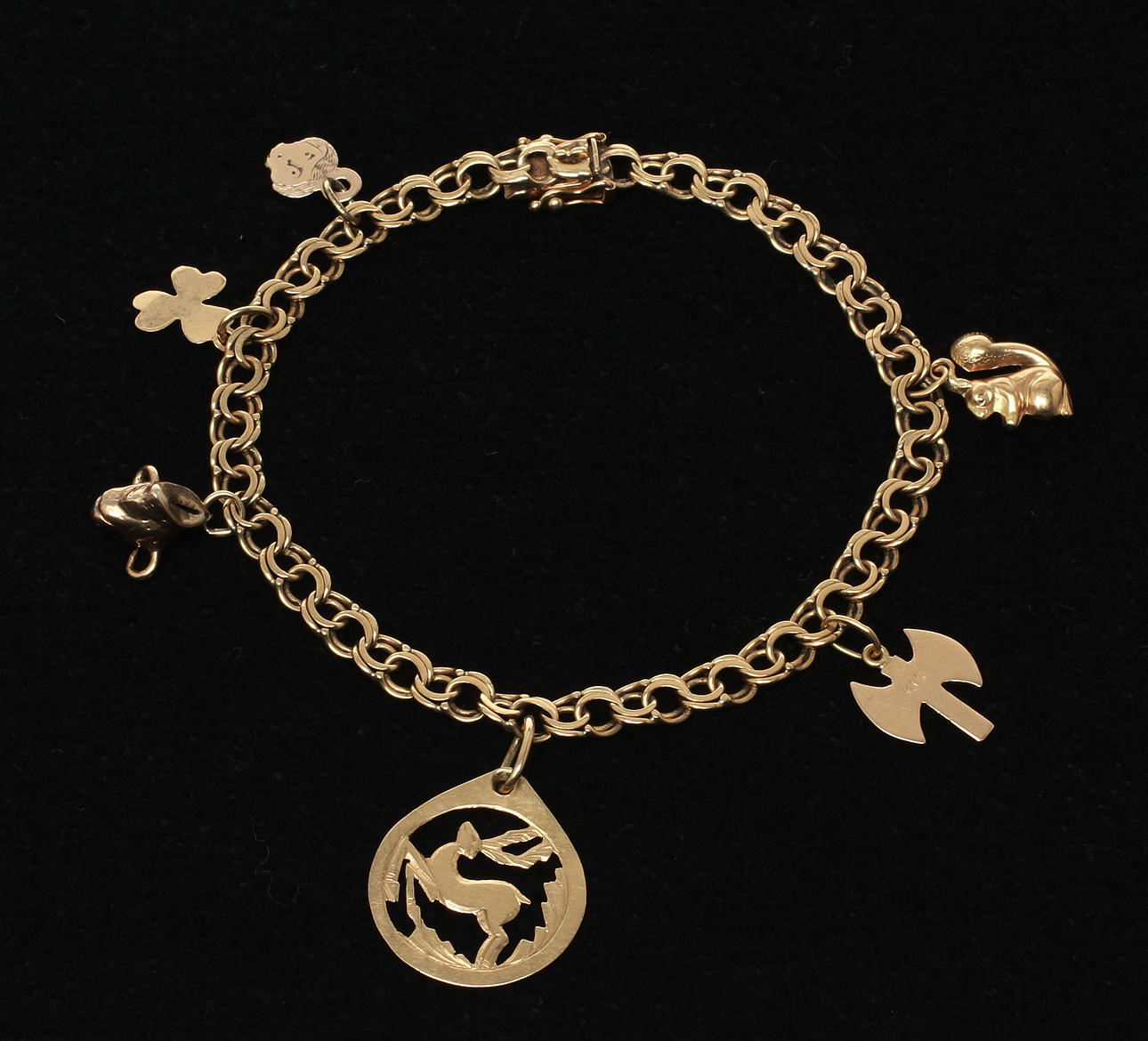 ARMBAND med berlocker, 14k/18k guld. Vikt 9,5 gram.
