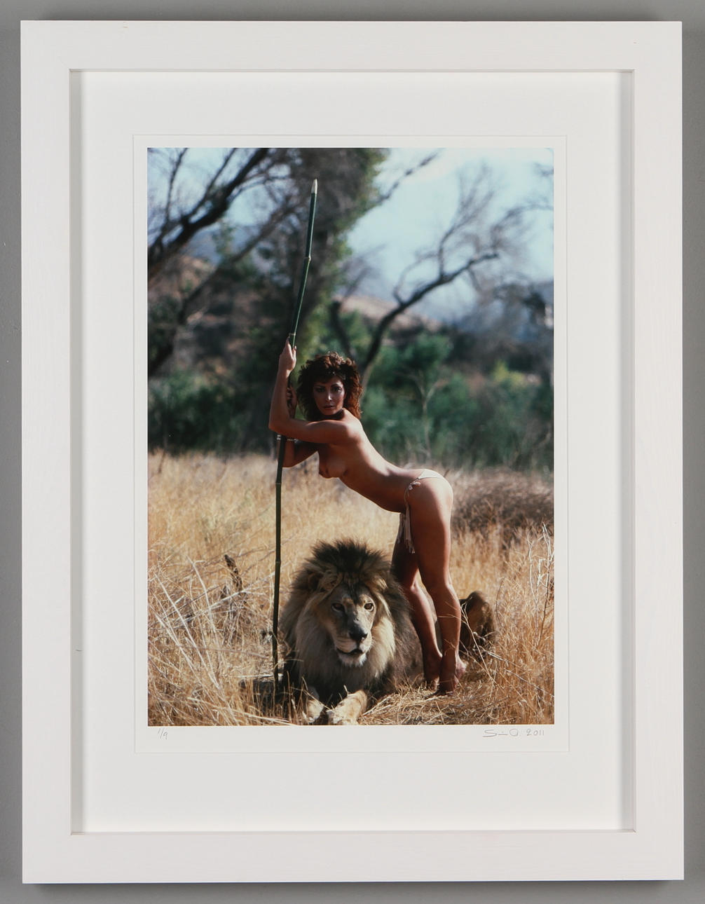 SIWER OHLSSON. "Girl with lion". Färgfotografi. Pigment print. Signerat S-O 2011. 1/9.