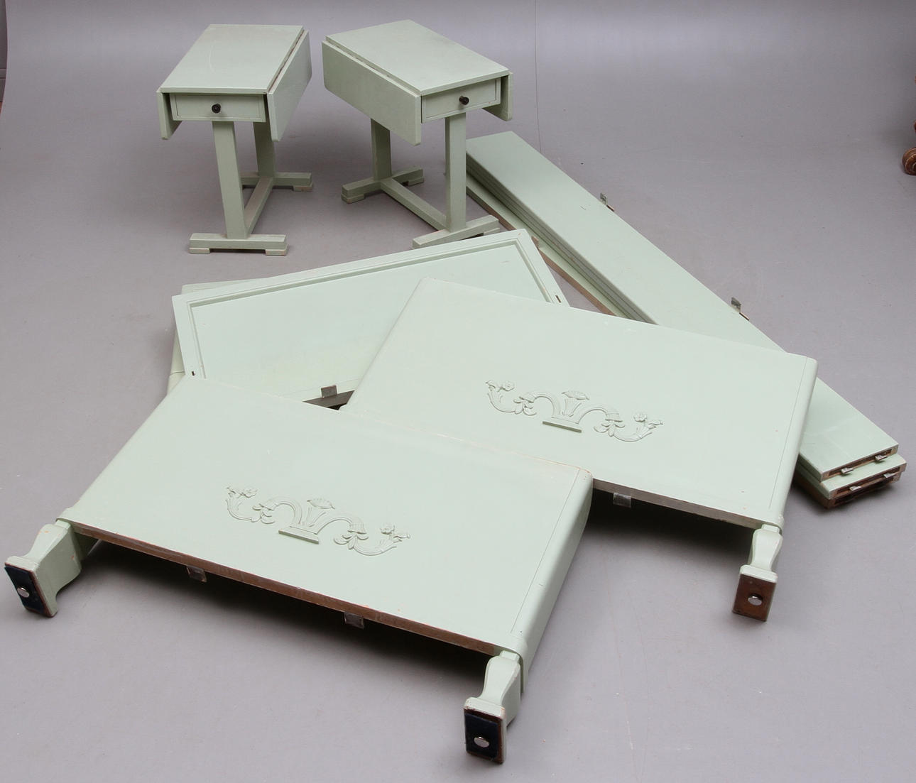 SOVRUMSMÖBLEMANG, 2 sängar samt 2 sängbord, 1900-tal.