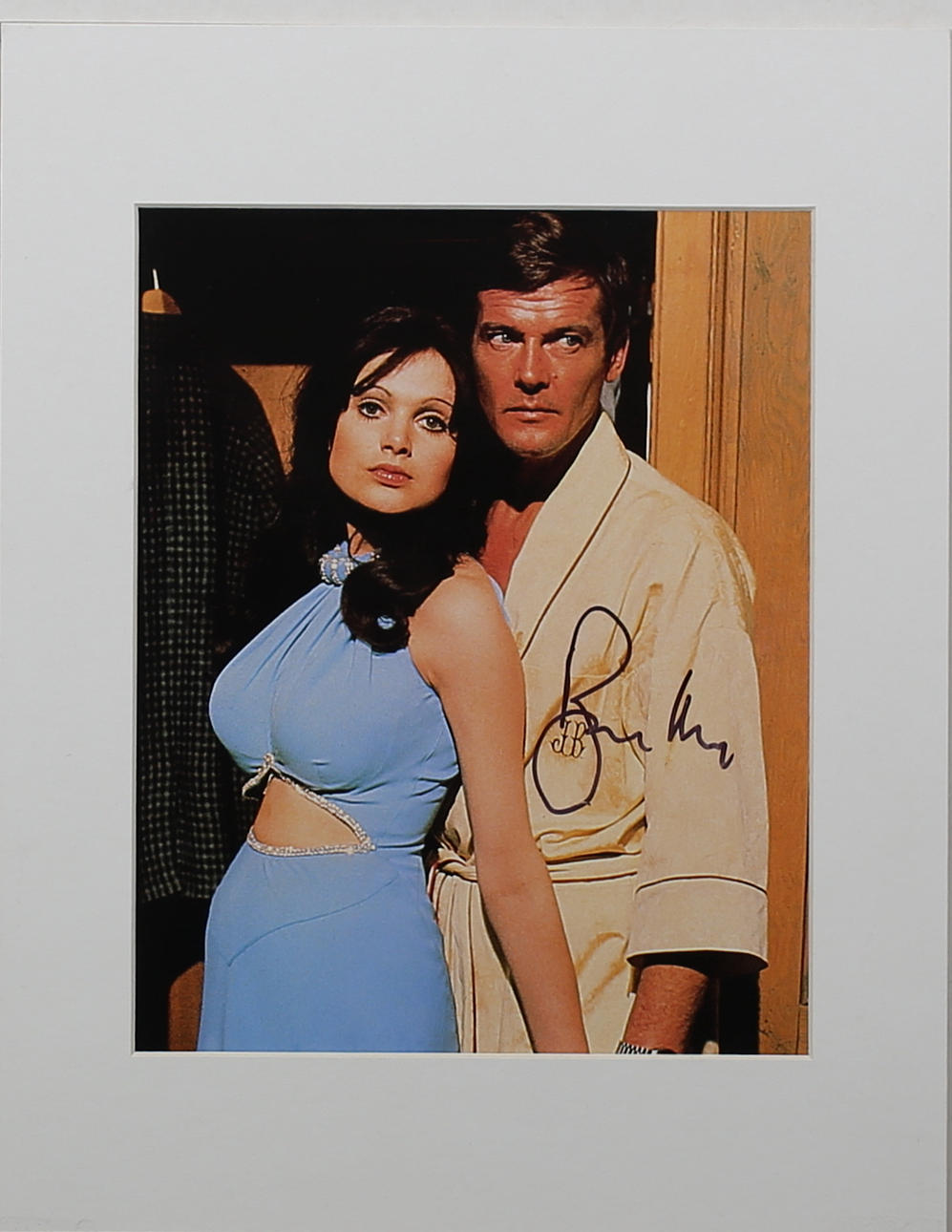 AUTOGRAF. Fotografi med bl a Roger Moore som James Bond.