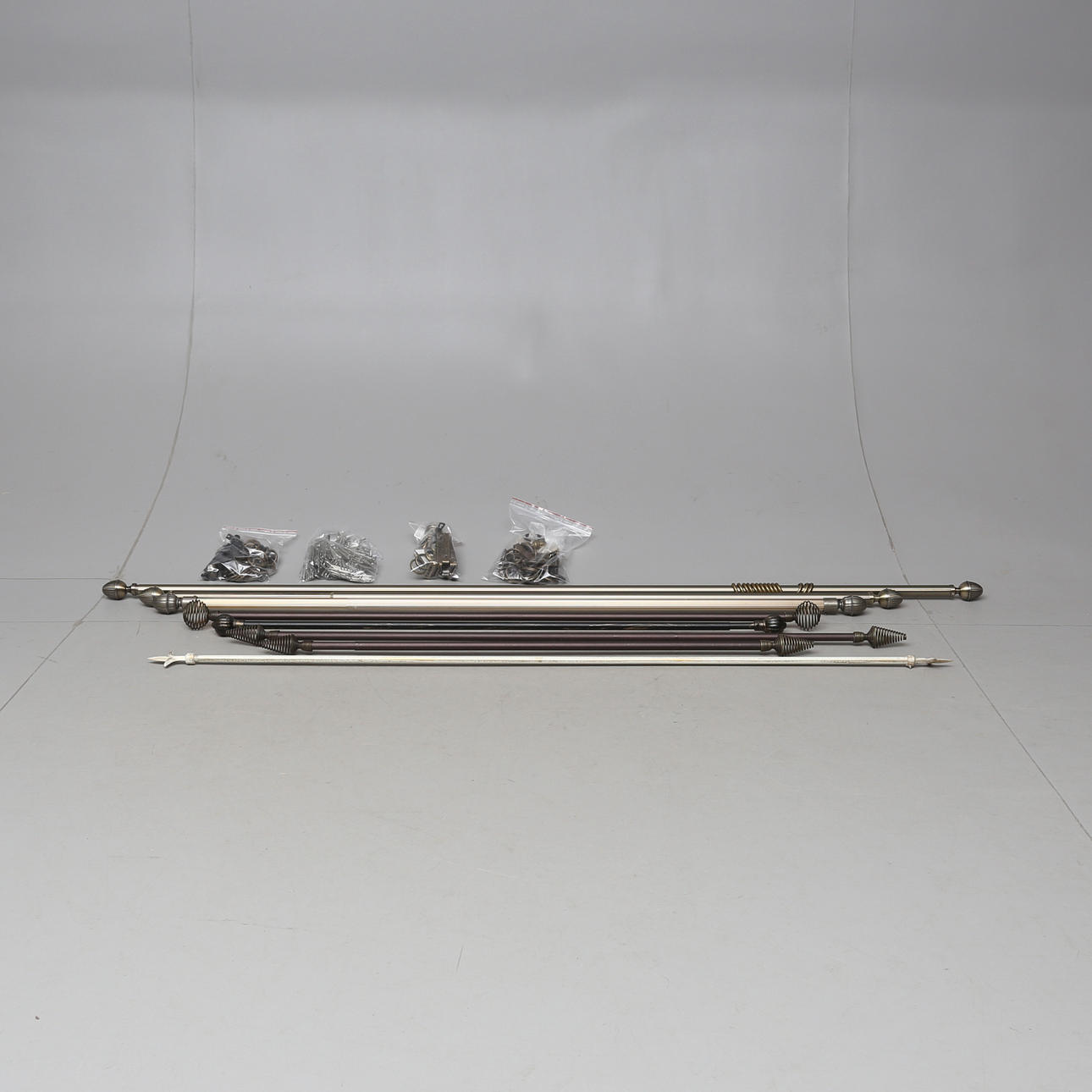 GARDINSTÄNGER med tillbehör, främst Lindhs.