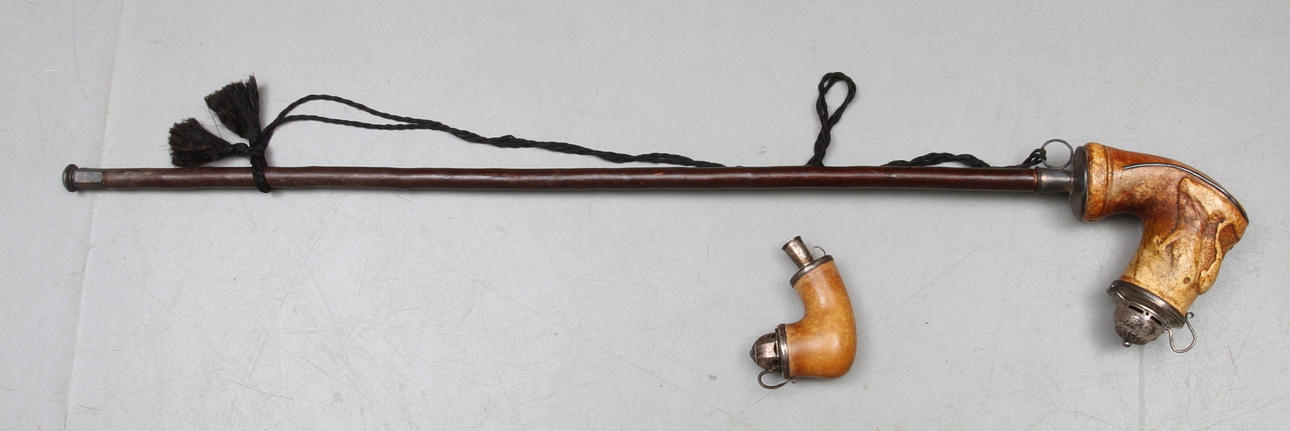 LÅNGPIPA samt PIPHUVUD, sjöskum med silverbeslag, varav en med skuren dekor, 1800-tal.