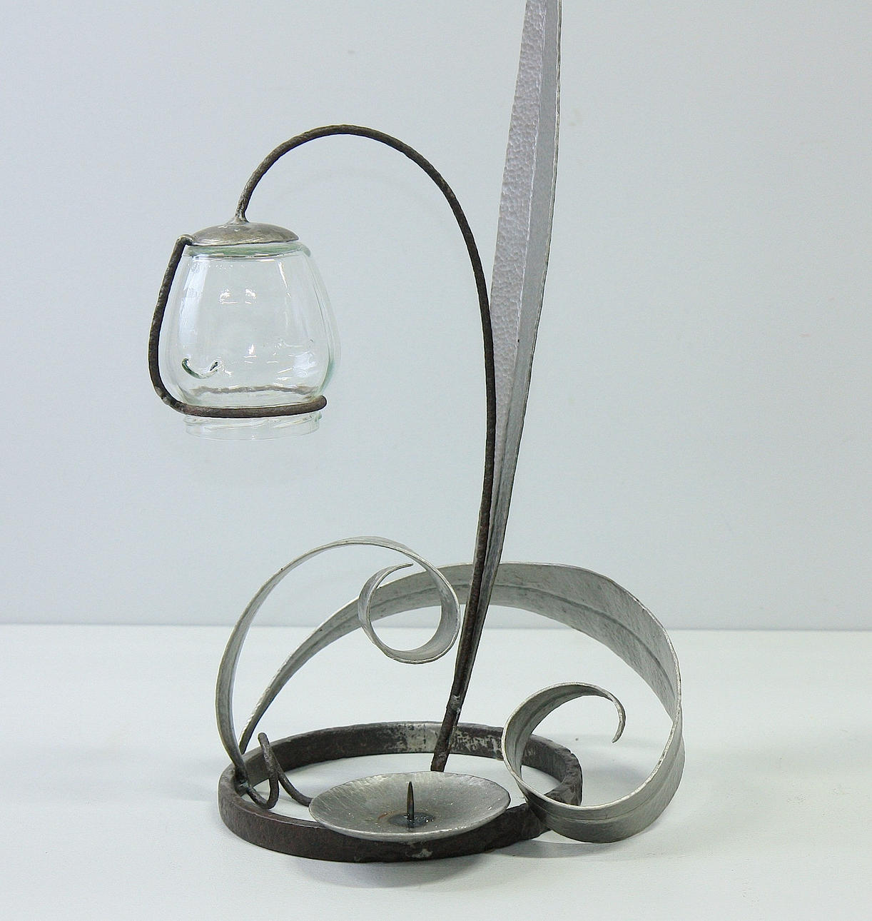 JASMIN MASIC. Skulptur, lysestage, smedearbejde.