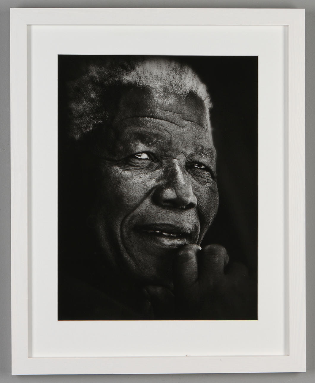 ULF BERGLUND. "Nelson Mandela". Svartvitt fotografi. Pigment print. Signerat a tergo Ulf Berglund 3/25.