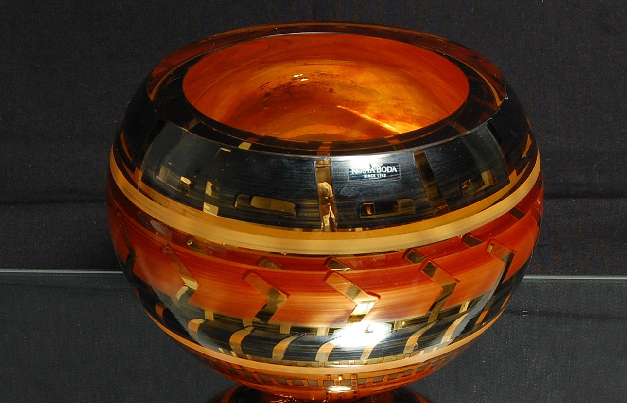 MONICA BACKSTRÖM. skål /skulptur, glas, signerad,märkt Kosta Boda.