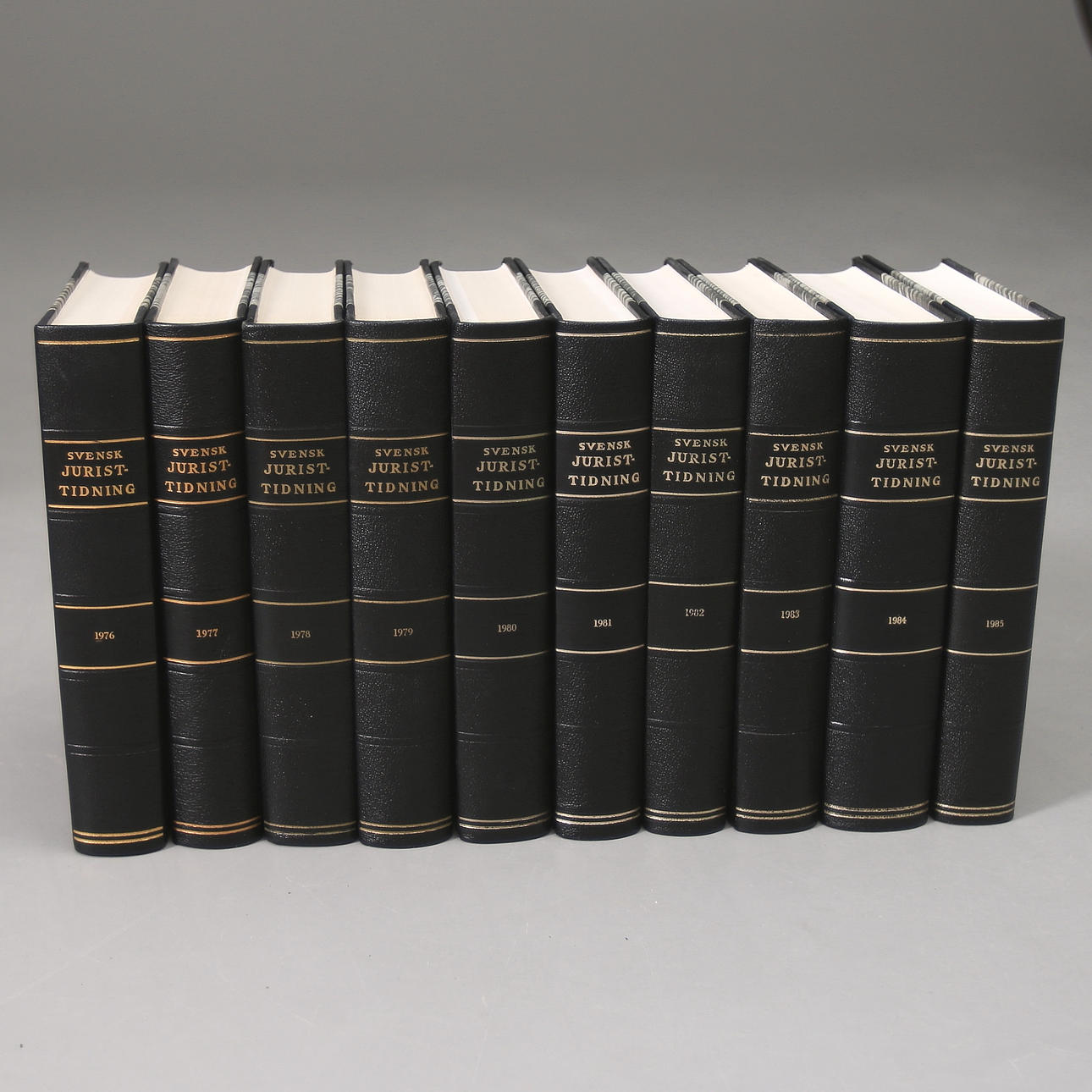 SVENSK JURIST-TIDNING, 10 skinnband, mellan 1976-85.