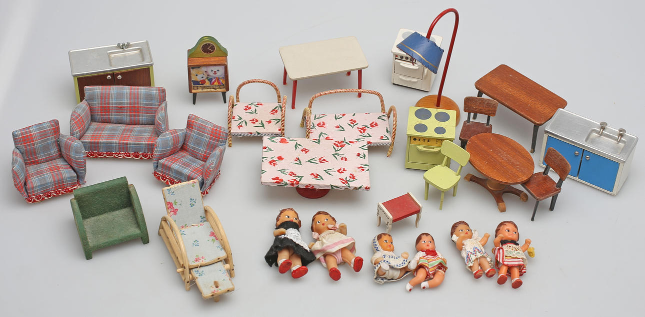 DOCKSKÅPSMÖBLER OCH DOCKOR, 1900-tal.
