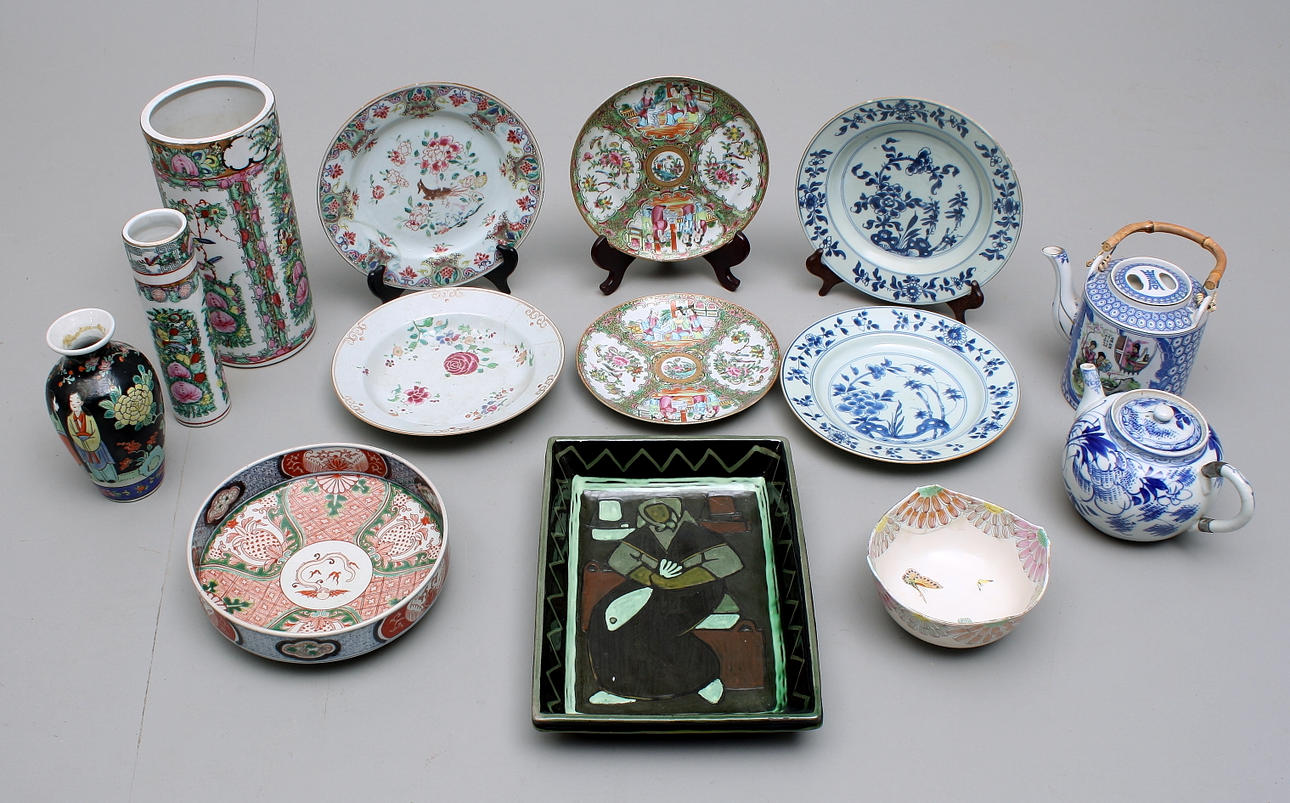 KERAMIK-/PORSLINSFÖREMÅL, 13 st, vaser, tekannor, tallrikar, skålar + keramikfat, Danmark.