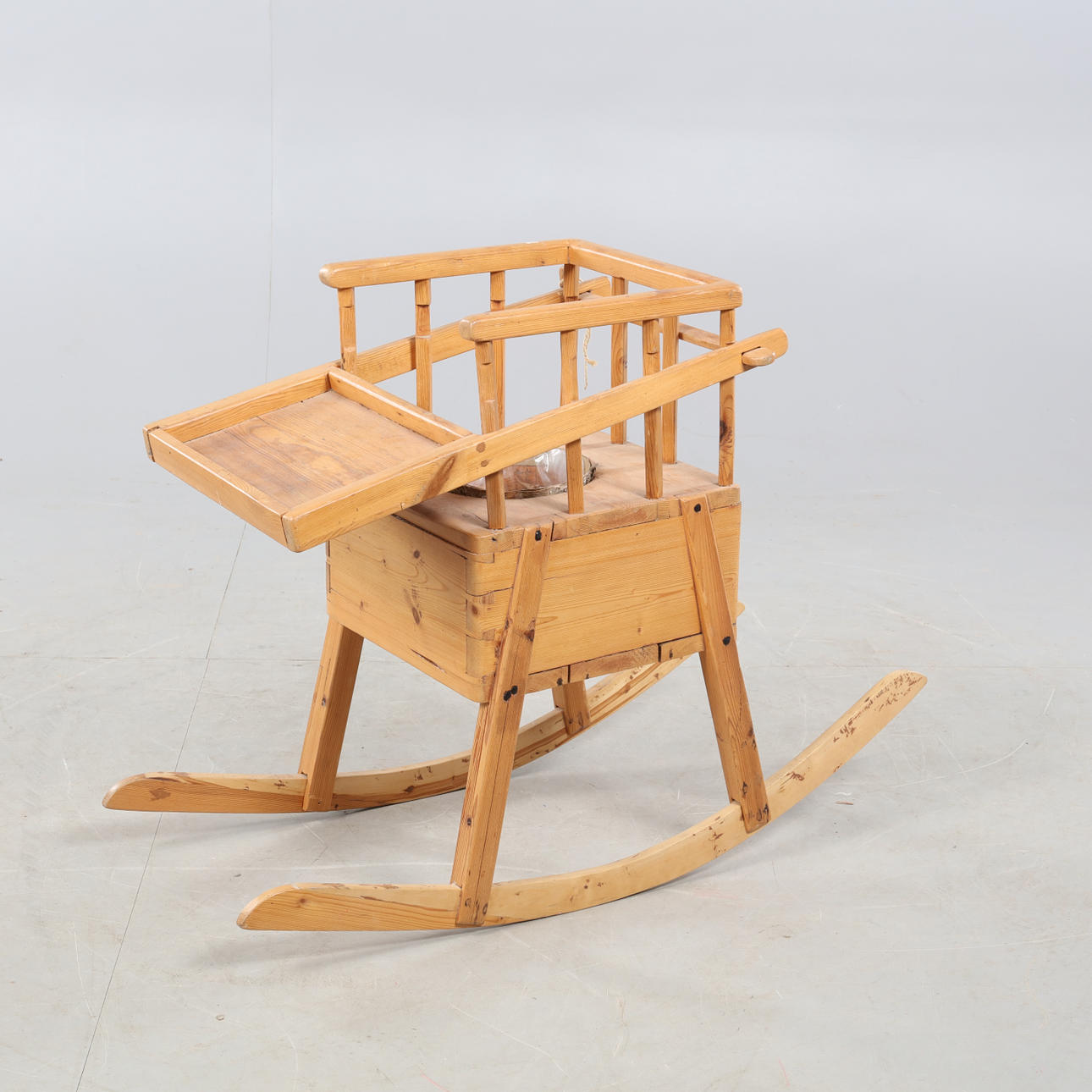 GYNGESTOL/POTTE, træ, 1920'erne.